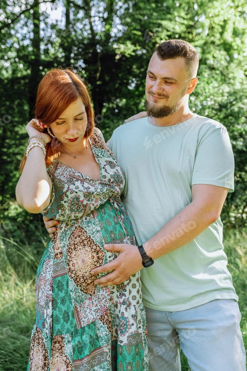 Preview: Pregnant Woman with Partner in Green Nature Setting
