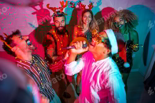 Visualização: Amigos cantando karaokê na festa de Ano Novo
