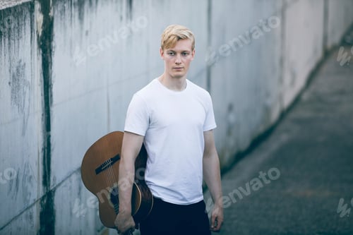 Preview: Young musician with guitar
