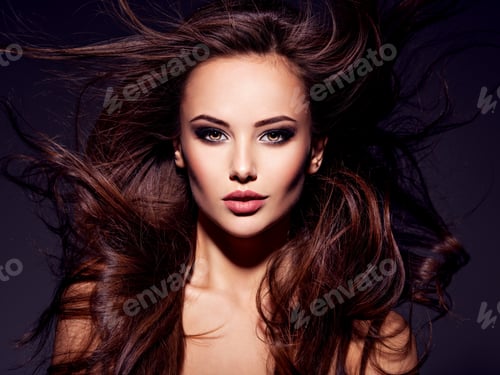 Vista previa: Face of the beautiful sexy woman with long brown hair