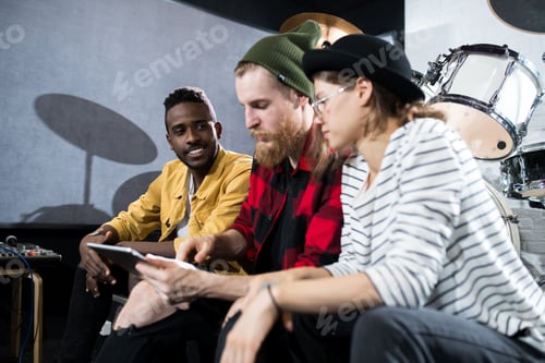 Preview: Young People Chilling