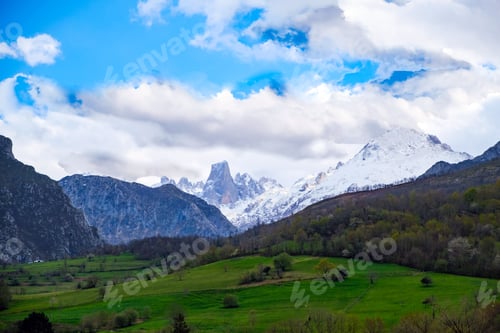 Preview: the rocky peaks of Pico Urriellu, also known as El Naranjo, dominate the skyline.