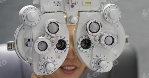 Preview: Woman checks her eyes in clinic