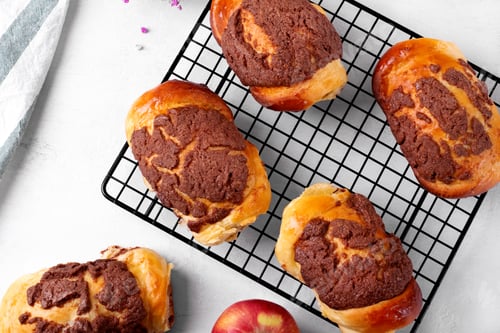 Preview: Roll buns, Conchas, of Mexican cuisine with apple filling on the cooling rack