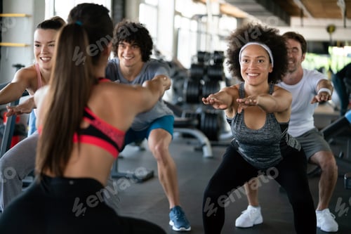 Visualização: Grupo de pessoas em forma na academia se exercitando