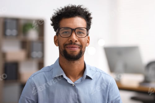 Preview: Portrait of handsome man in shirt at workplace