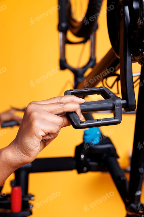 Preview: Black individual servicing bike pedal