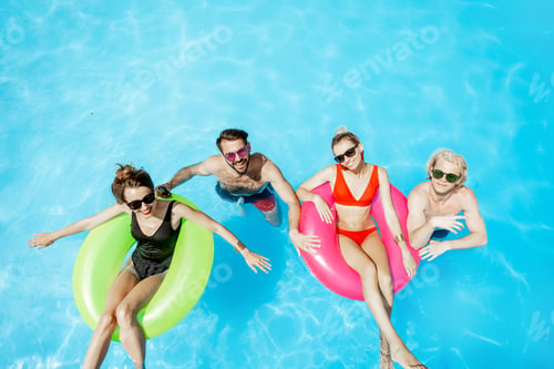 Preview: Friends in the swimming pool