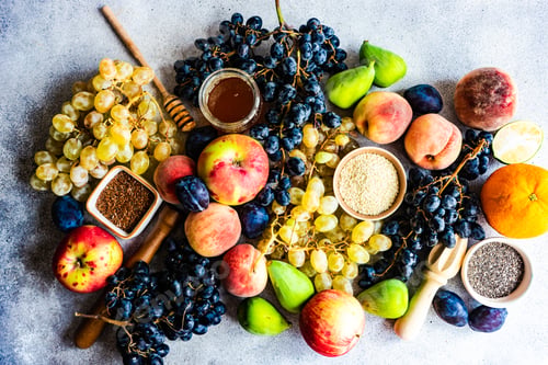Vista previa: Variety of autumnal harvested fruits and berries