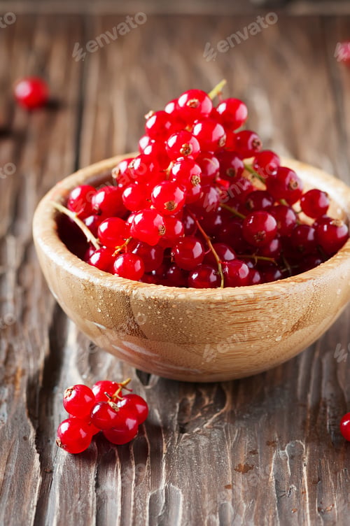 Preview: Macro photo of red currant on the wooden table