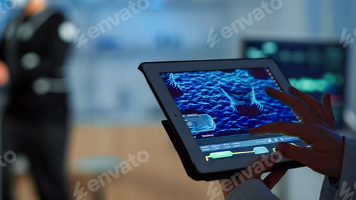 Preview: Close up of scientist analysing health informations in tablet