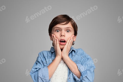 Preview: Stylish boy looking at camera in astonishment