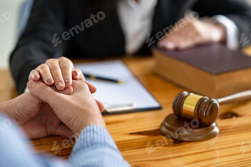 Preview: Lawyer is encouraging the client who estimates the trial and may not win the case in the office.