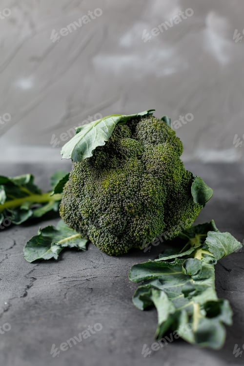Preview: Fresh green broccoli on black table. Organic healthy food. Top view with copy space