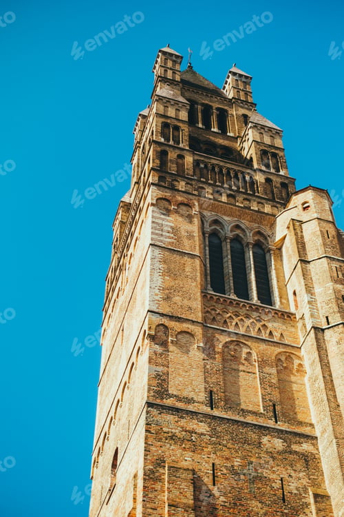 Aperçu: Saint Salvatorskathedraal church tower in historical centre of Bruges , Belgium .