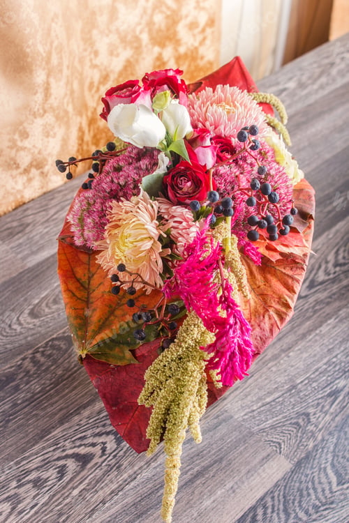 Preview: bouquet of autumn flowers on a frame