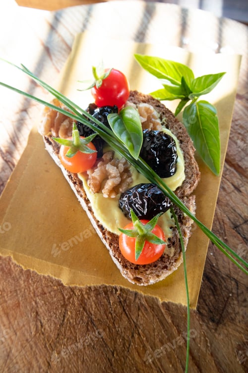 Vorschau: Presentation of a bruschetta made with vegan ingredients
