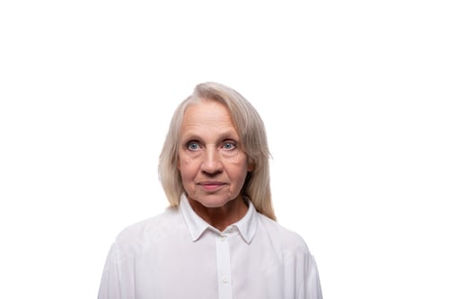 Vorschau: 65-jährige strenge europäische reife Frau in einem Hemd auf weißem Hintergrund