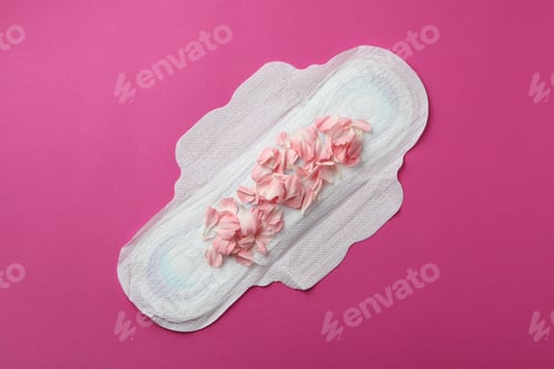 Preview: Hygiene pad with petals on pink background