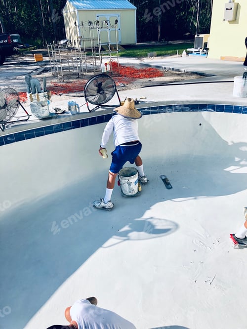 Preview: Worker putting the finishing touches to the pool.