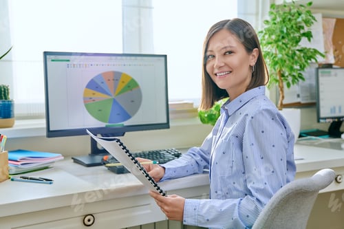 Preview: Portrait of young business woman working at computer in home office