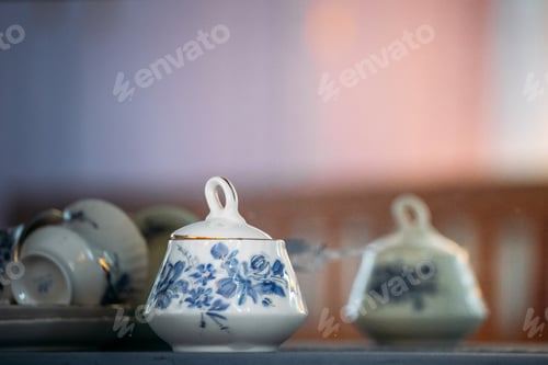 Preview: Porcelain decoration in a vintage room