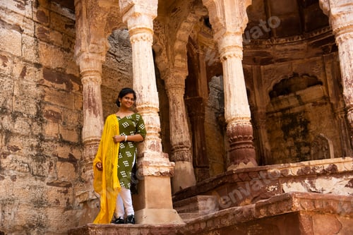 Preview: Tourist in front of the historical Mehrangarh fort, Jodhpur, India.
