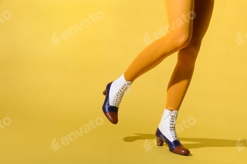 Preview: Woman wearing mustard-colored pantyhose and retro tritone shoes