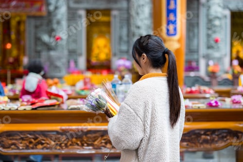 Preview: Asian woman pray in Chinese temple