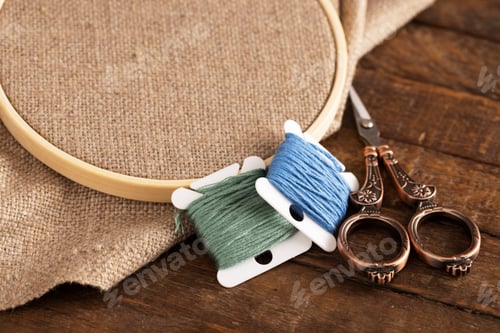 Preview: Embroidery Floss with Scissors and Linen