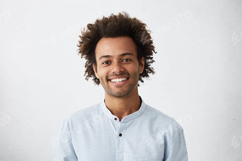 Preview: Cheerful African guy with narrow dark eyes and fluffy hair dressed in elegant white shirt having bro