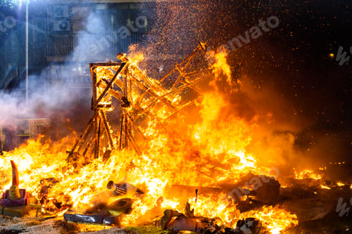 Preview: End of the Valencian festivities of Fallas, Monument faller consumed in the fire in high flares.