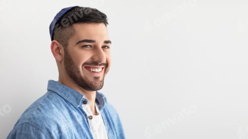 Preview: Closeup portrait of smiling jewish man in kippa