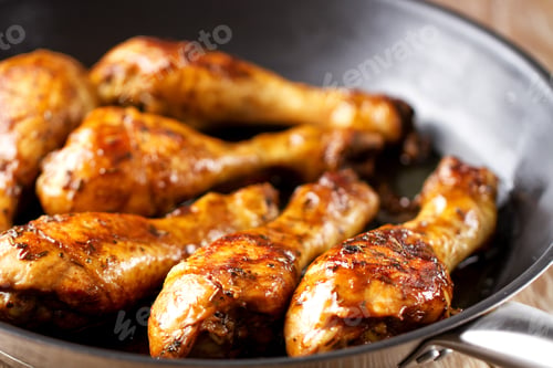 Preview: Fried Chicken Drumsticks with Herbs in a Pan