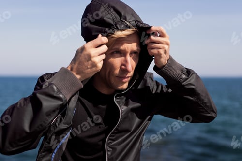 Preview: Man in windbreaker on sea
