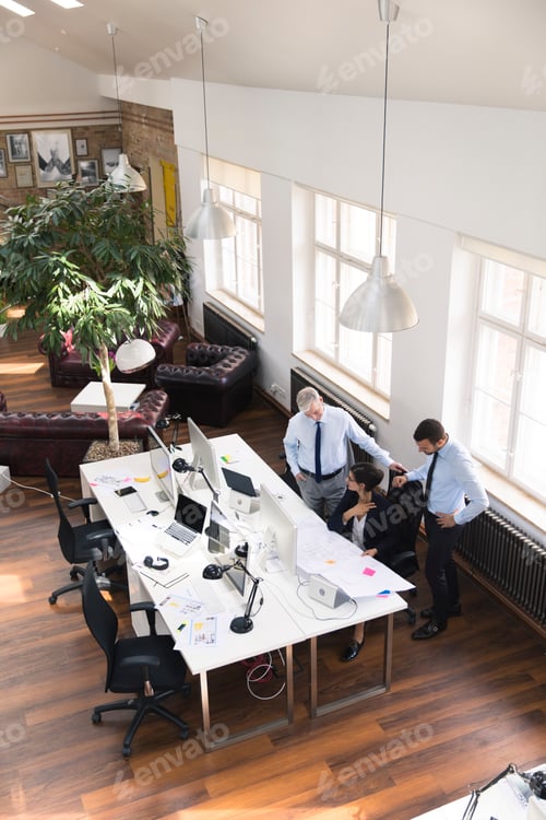 Visualização: Equipe de empresários no escritório de planejamento trabalhando em um plano