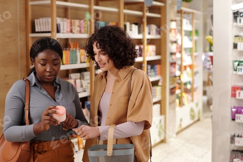 Preview: Customers discussing new facial cream