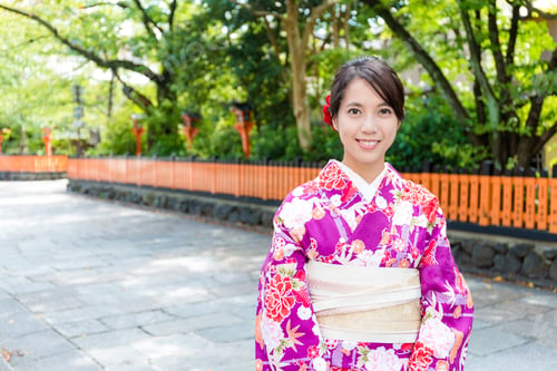 Preview: Woman wearing traditional japanese dress