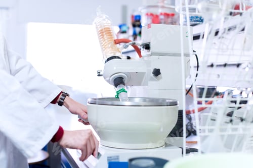 Preview: Scientist in lab