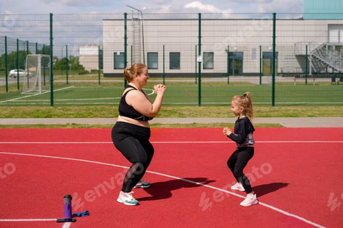 Preview: Girl supports mother in effort to lose weight