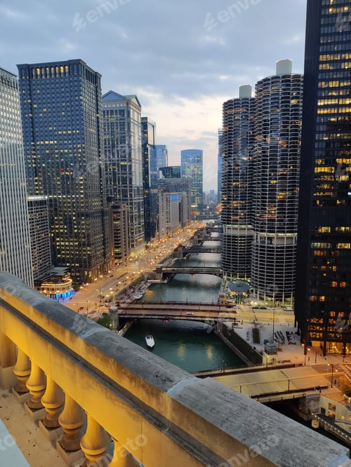 Preview: Scenery of high-rise buildings in Chicaco, the USA in the evening