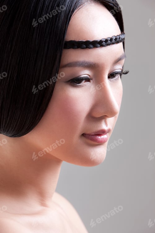 Preview: Portrait of beautiful woman with ancient Chinese hairstyle