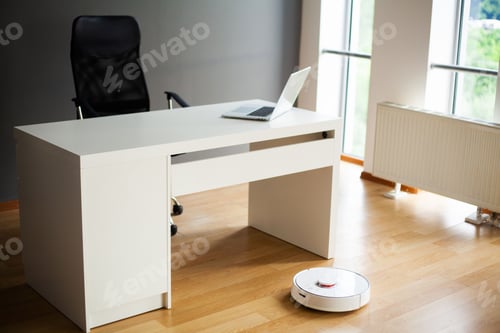 El robot aspirador realiza la limpieza automática del apartamento en un momento determinado. Hogar inteligente.