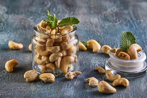 Preview: Cashew in a transparent jar with sheets of mint on top