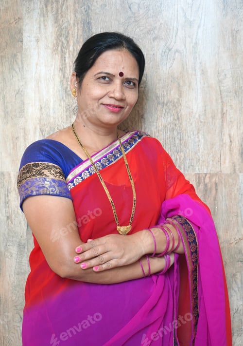 Preview: Portrait of happy traditionally dressed Indian woman