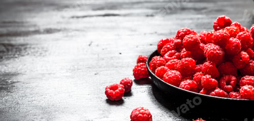 Vista previa: Fresh raspberries in the old plate.