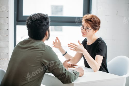 Visualização: empresária consultora de investimentos sentada no computador e consultando com o cliente