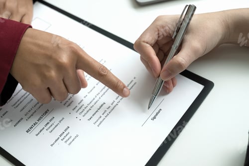 Preview: Business people hold a resume and talk to job applicants for job interviews about careers