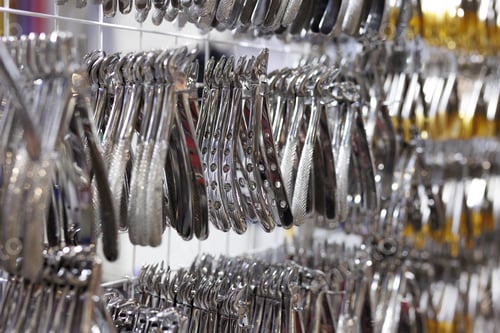 Preview: Many new and diverse dental forceps are on sale at a specialized exhibition.