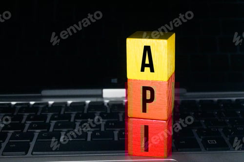 Vista previa: cubos rojos, naranjas, amarillos y letras API O interfaz de programación de aplicaciones